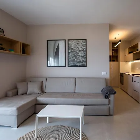 Nik * Sarande